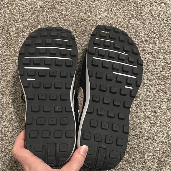 Nike women’s Black Sneakers - Picture 3 of 4